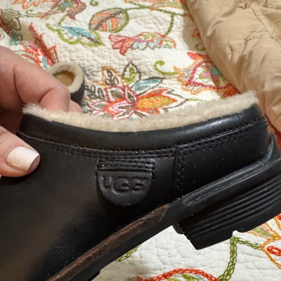 UGG EUC WOMEN’s slip on leather slides. They have only been worn once. Sz 6 - Picture 7 of 7
